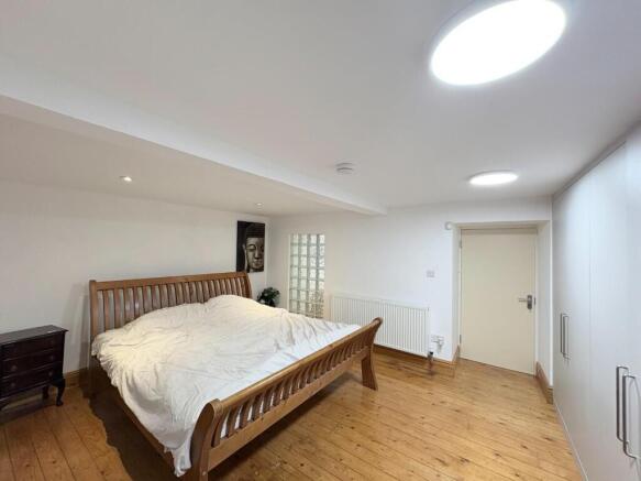 4 bed Apartment to rent Image 9