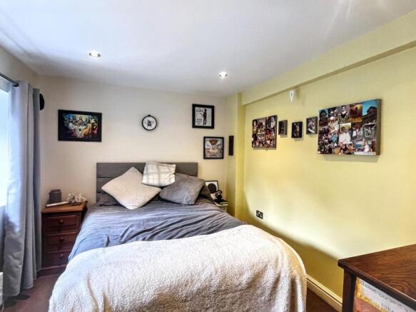 4 bed House for sale Image 10