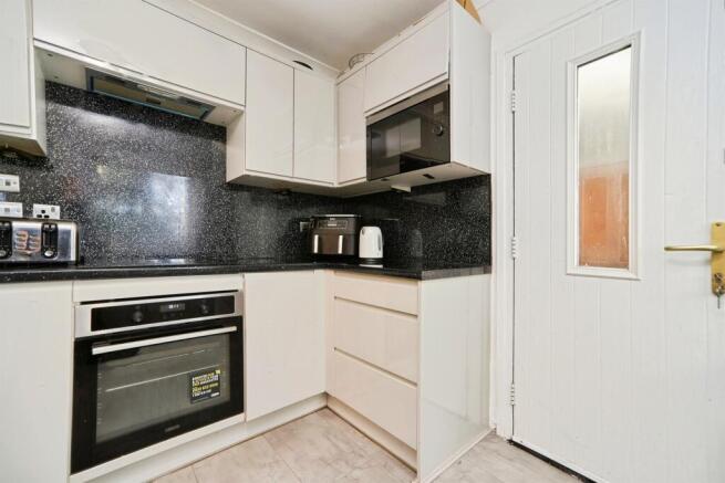 2 bed Flat for sale Image 11