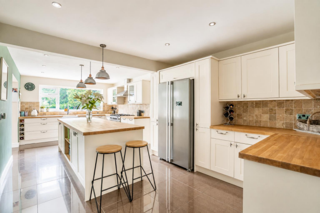 5 bed Detached for sale Image 11