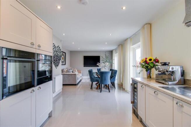 5 bed Detached for sale Image 5