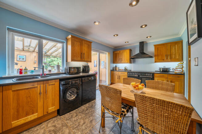 1447113-7-69e0eb7...