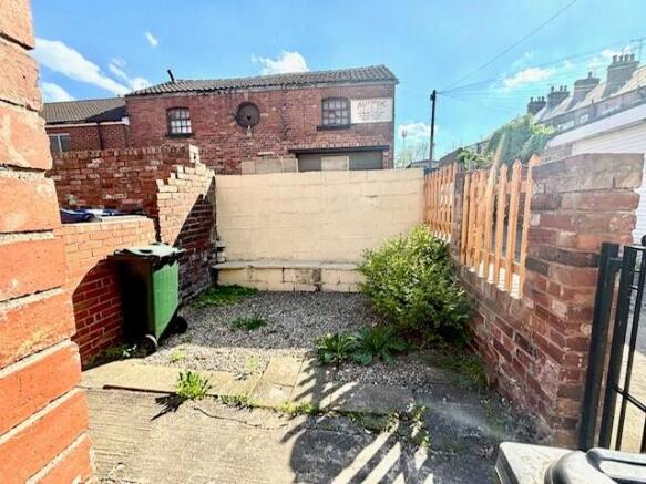 2 bed Terraced to rent Image 8