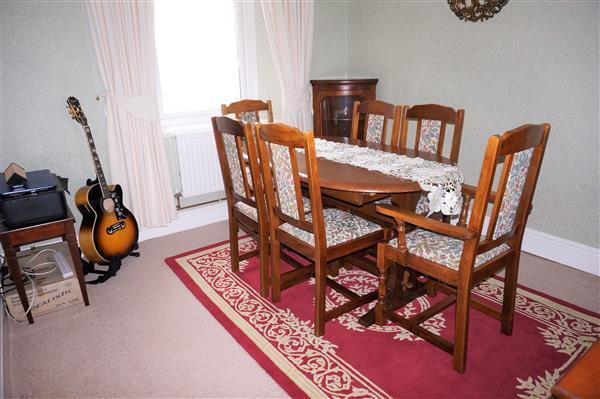 DINING ROOM :