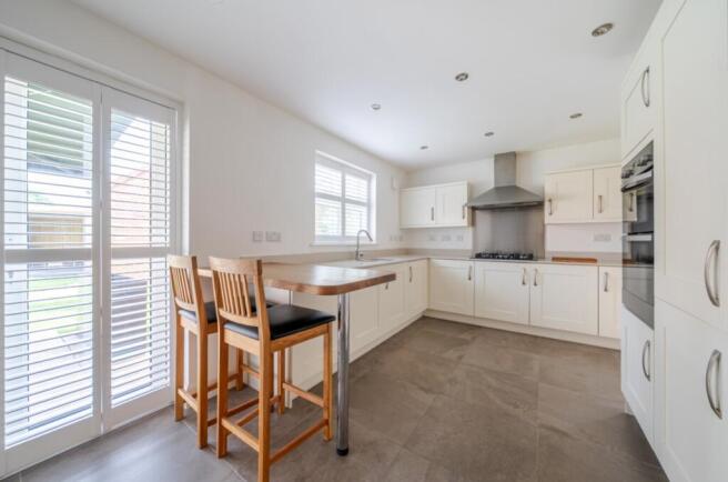 5 bed Detached to rent Image 5