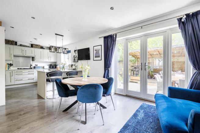 Modern Kitchen / Diner