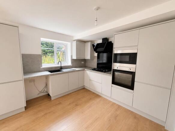 5 bed Semi-Detached for sale Image 4