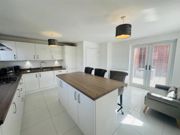 5 bed Detached for sale Image 8