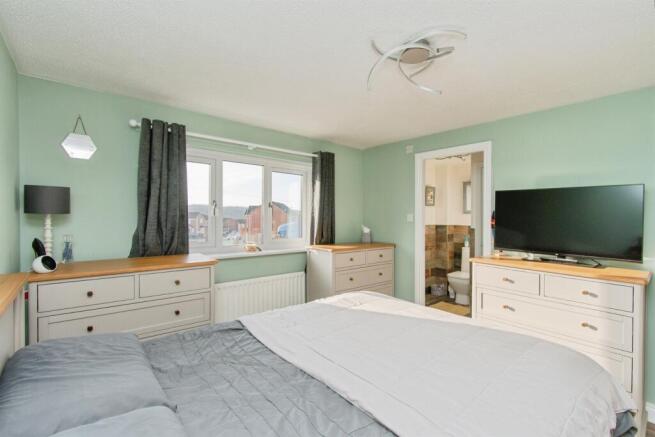 4 bed Detached for sale Image 11