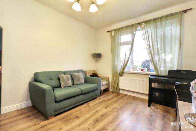 Lounge/Dining Area