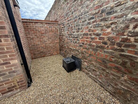 2 bed Terraced to rent Image 11
