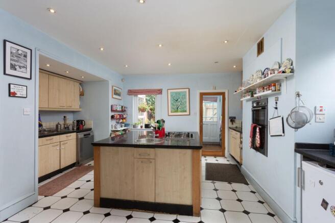 5 bed Detached for sale Image 6
