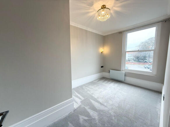 3 bed Flat to rent Image 9