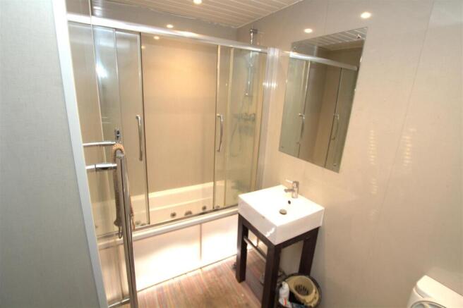 4 bed House for sale Image 6