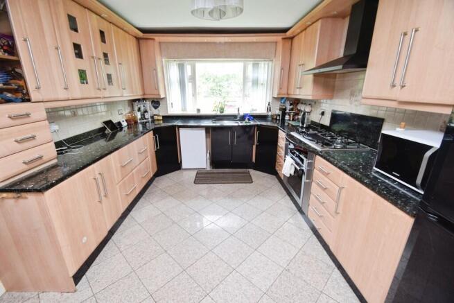 4 bed Detached for sale Image 4