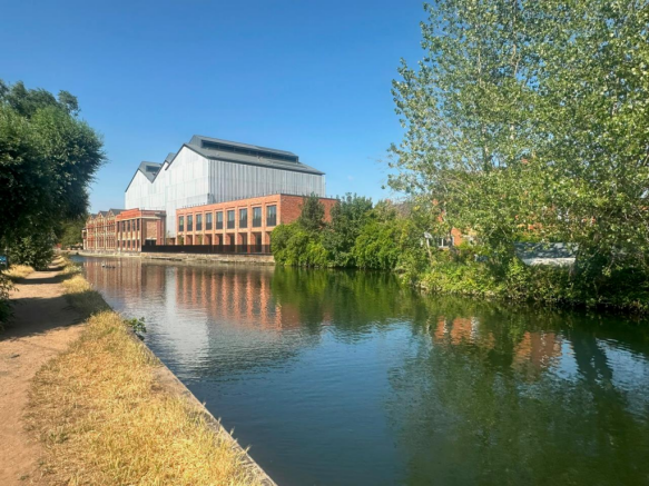 NEARBY RIVER THAMES.png