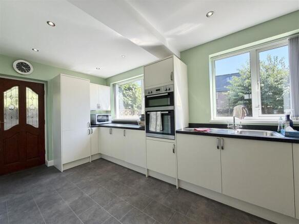4 bed Semi-Detached for sale Image 4