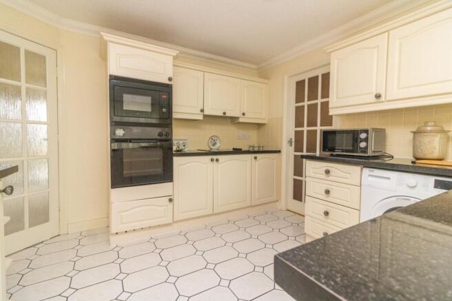 KITCHEN/SITTING ROOM