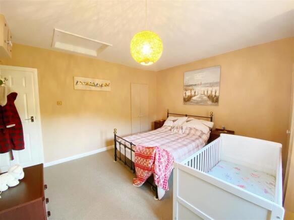 Bedroom 1 pic 3.jpg