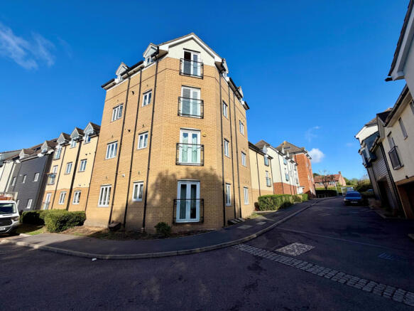 2 bed flat to rent Ingrebourne Avenue, Romford RM