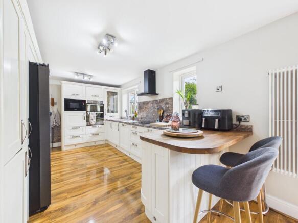 4 bed Detached for sale Image 8