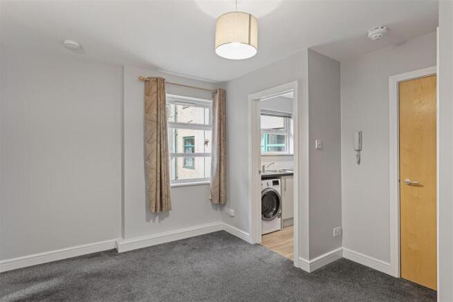 2 bed Flat to rent Image 3