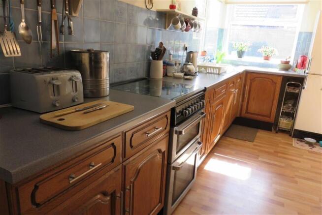 FITTED KITCHEN