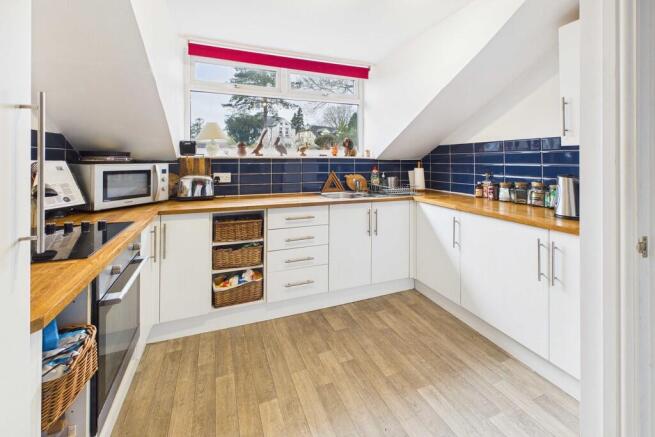 Top Flat, Seawood House, Carter Road, Grange-over-Sands, Cumbria, LA11 7AS photo 4