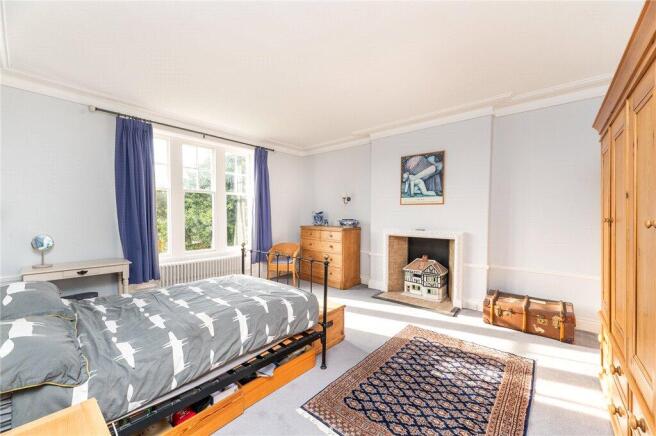5 bed Detached for sale Image 8
