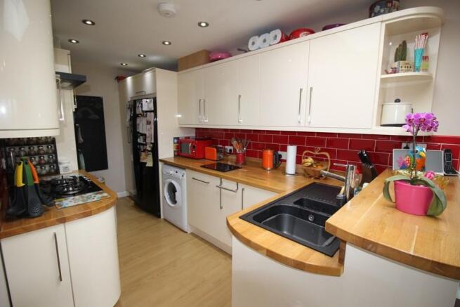 FITTED KITCHEN