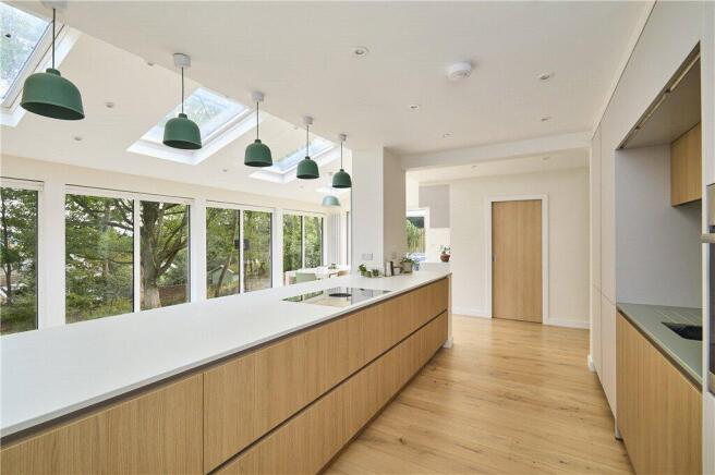 5 bed Detached for sale Image 7