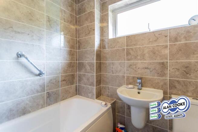 4 bed Detached for sale Image 8