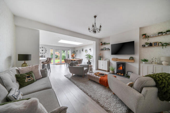 1384893-5-692843b...