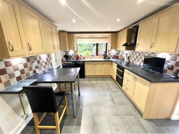 KITCHEN/BREAKFAST :