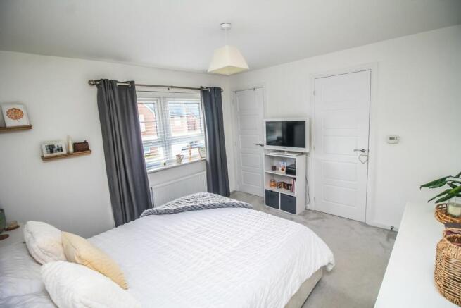 Bedroom 1 pic 2