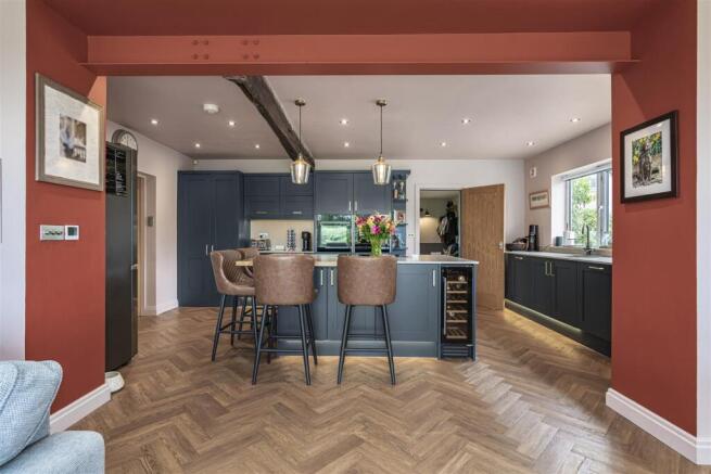 4 bed Detached for sale Image 7