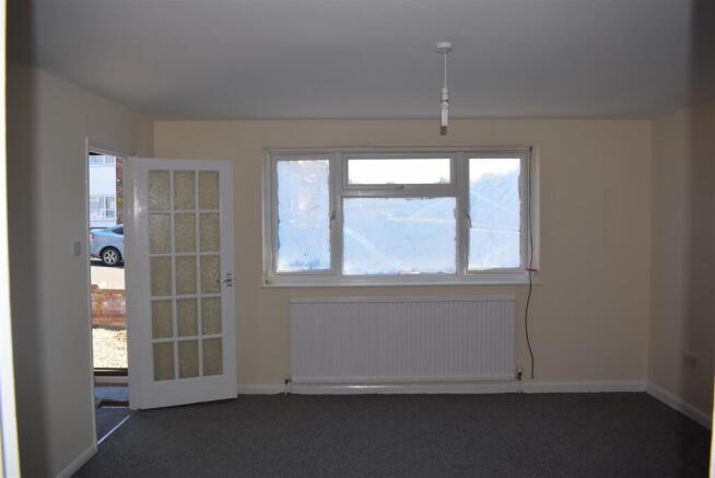 79 Ashfield livingroom.jpg