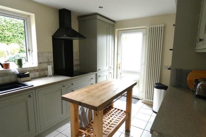 MODERN FITTED KITCHEN