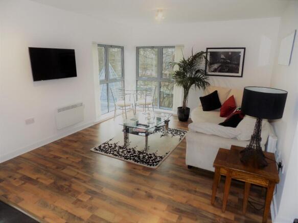 2 bed Flat to rent Image 4