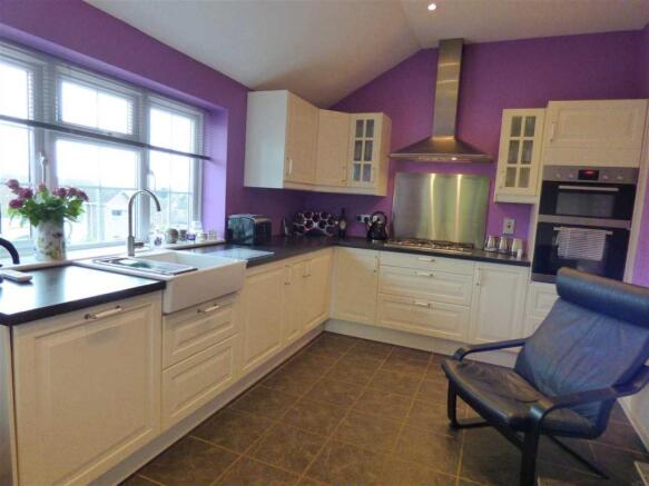 KITCHEN/BREAKFAST