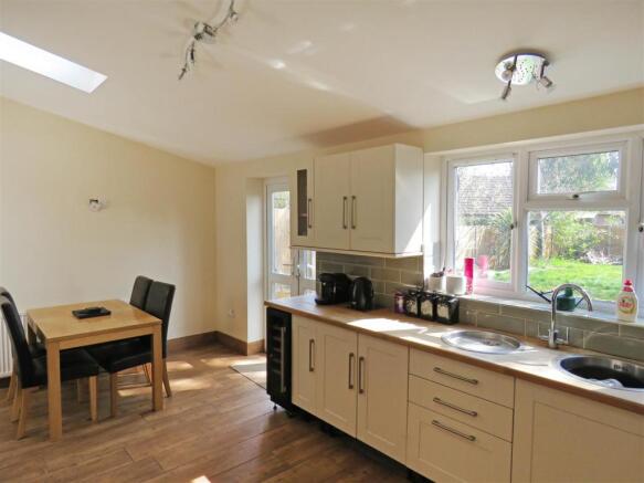 Kitchen 2.JPG