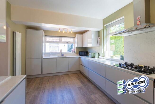 SPACIOUS KITCHEN