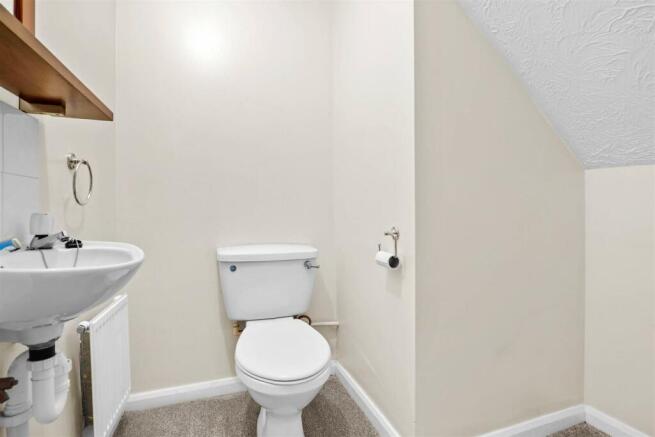 1 Hunt Avenue - cloakroom 2.jpg