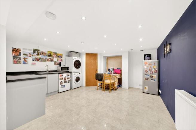 5 bed Detached for sale Image 9
