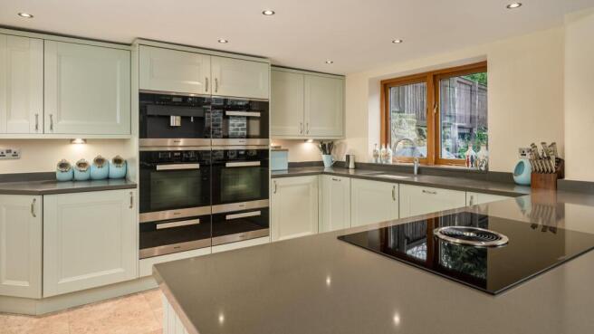 5 bed Detached for sale Image 8