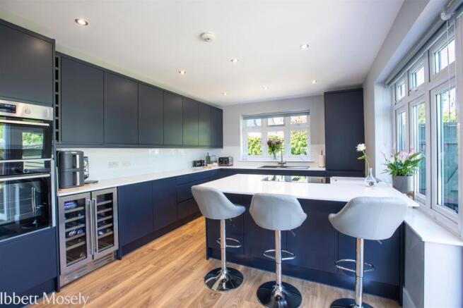 16 Kitchen.jpg
