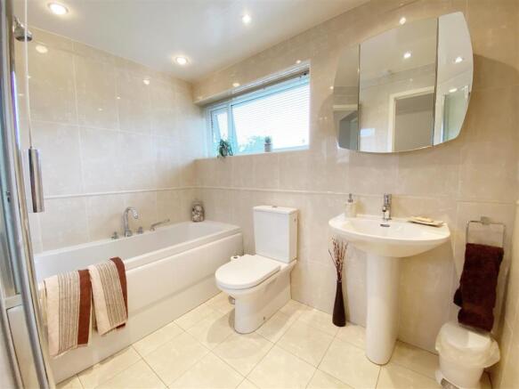 Bathroom pic 1.jpg