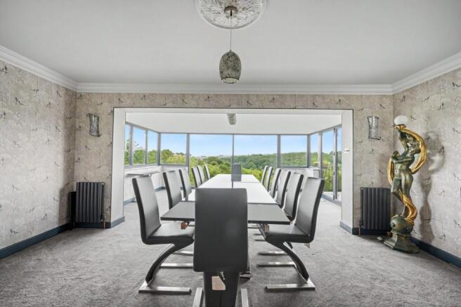 5 bed Detached for sale Image 8