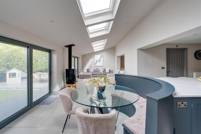5 bed Detached for sale Image 4