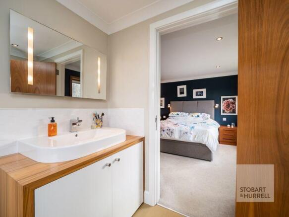 Bedroom 1 En-S...